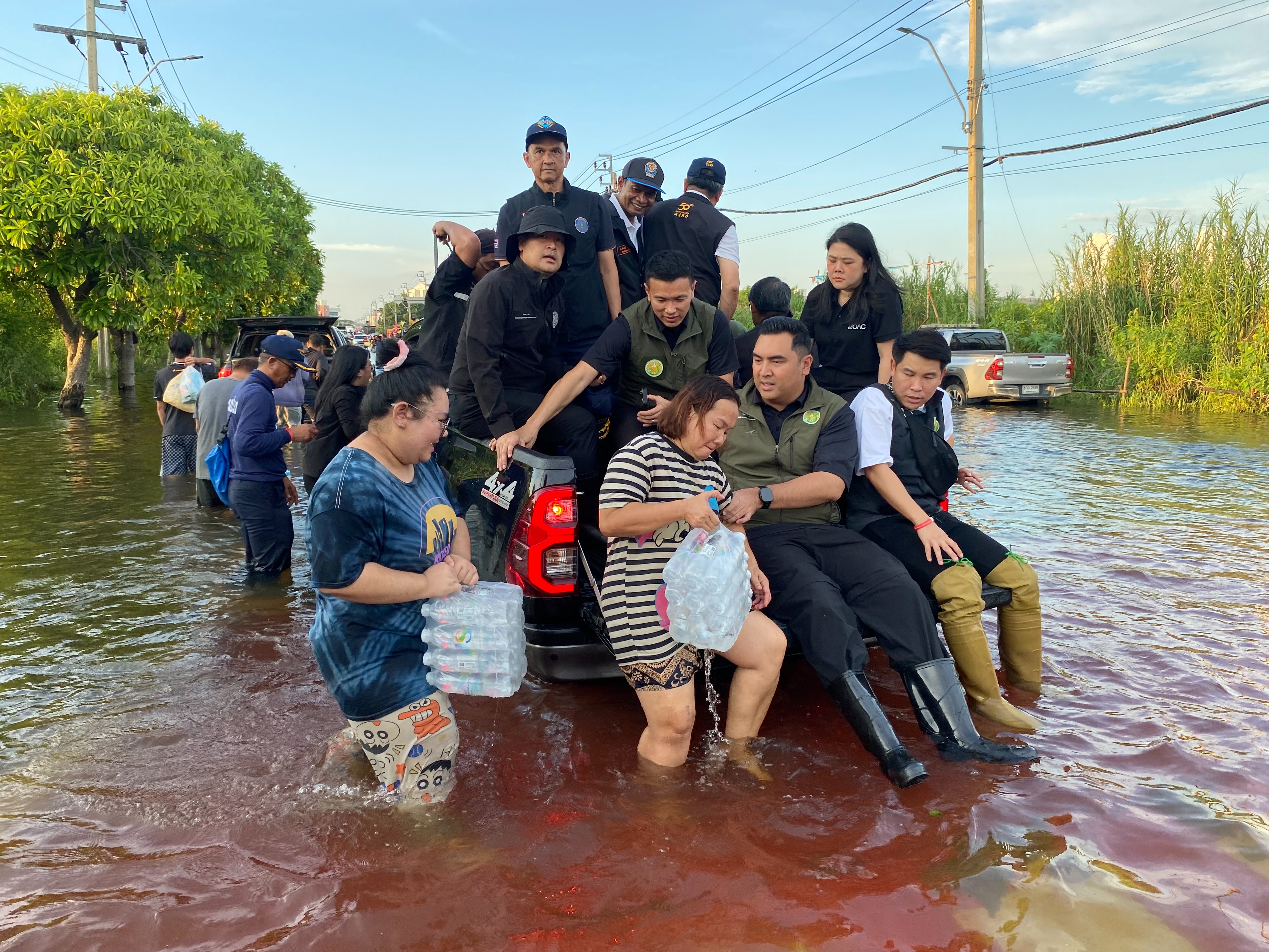 title - ส.ป.ก. ร่วมลงพื้นที่ปฏิบัติการด่วน ติดตามคณะ รัฐมนตรีช่วยว่าการกระทรวงเกษตรและสหกรณ์ ลงพื้นที่นำความช่วยเหลือเข้าสู่ผู้ประสบภัย